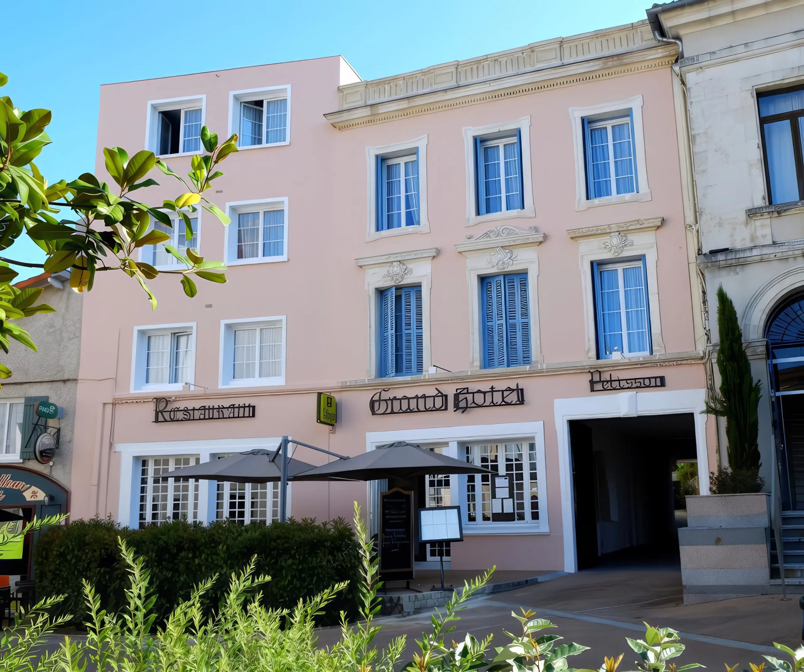 Façade du Grand Hôtel Pelisson à Nontron