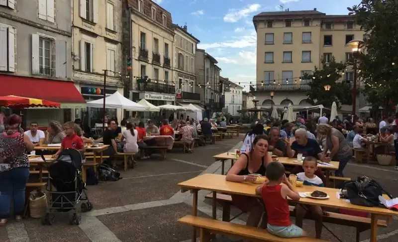 Ambiance de marché et produits locaux à Nontron