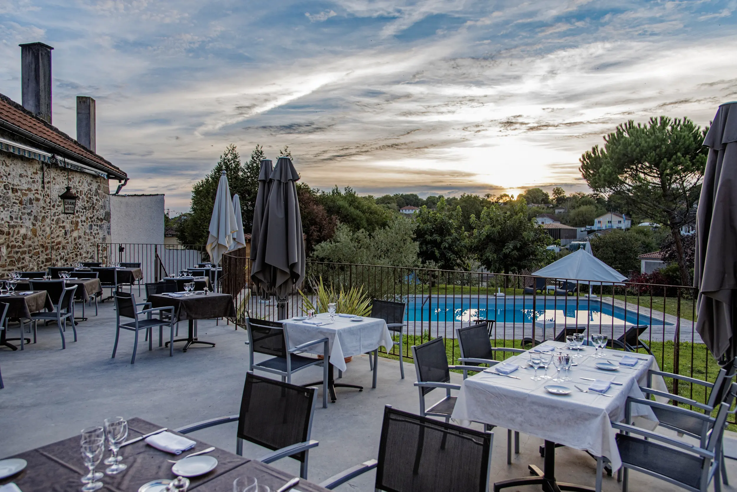 Restaurant avec terrasse et jardin à Nontron
