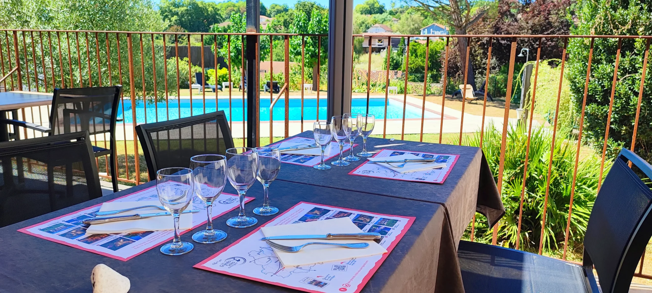 Terrasse avec piscine à Nontron